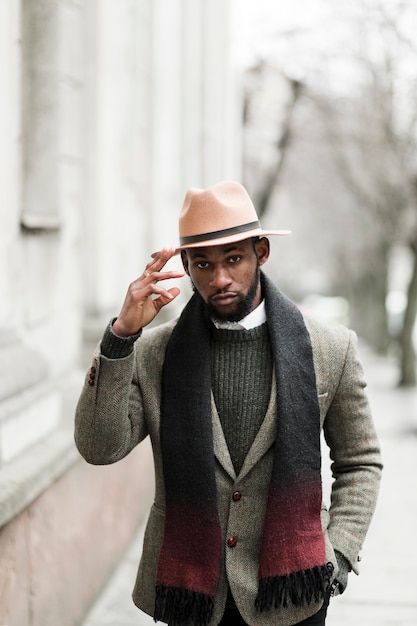 Hombre guapo en chaqueta gris caminando