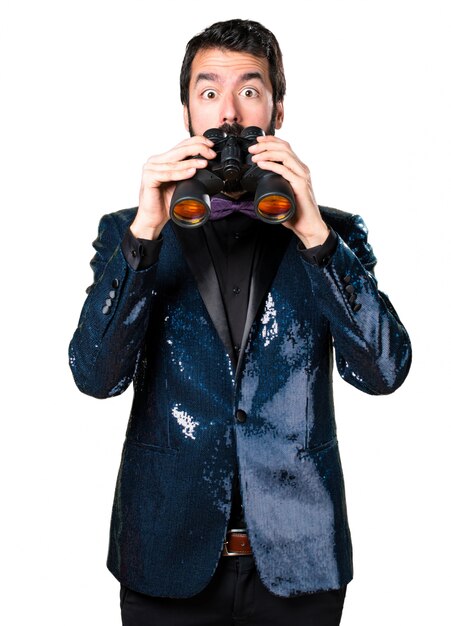 Foto gratuita hombre guapo con chaqueta de lentejuelas con binoculares
