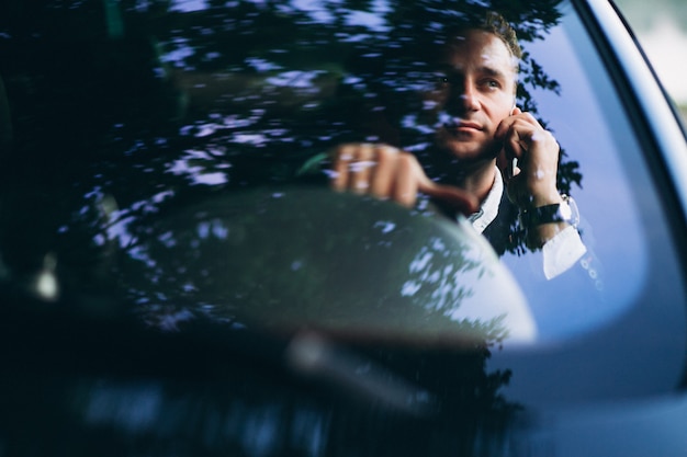 Foto gratuita hombre guapo en coche