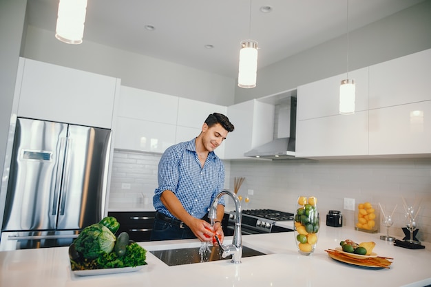 hombre guapo en una cocina