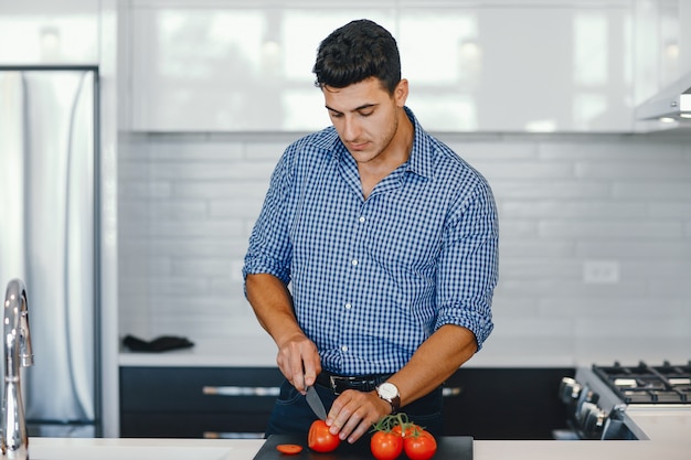 Foto gratuita hombre guapo en una cocina