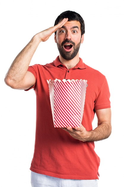 Foto gratuita hombre guapo comiendo palomitas de maíz