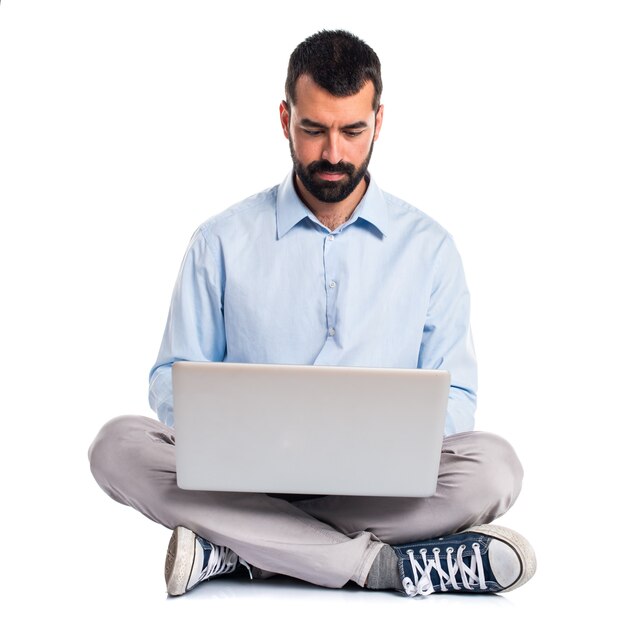 Hombre guapo con la computadora portátil