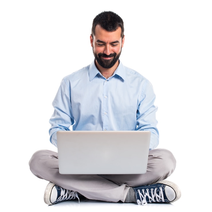 Foto gratuito hombre guapo con una computadora portátil