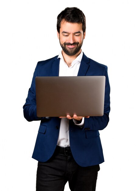 Hombre guapo con la computadora portátil