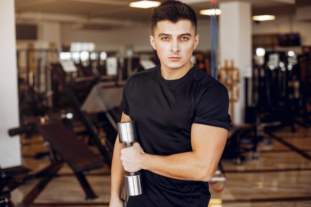 Un hombre guapo se dedica a un gimnasio