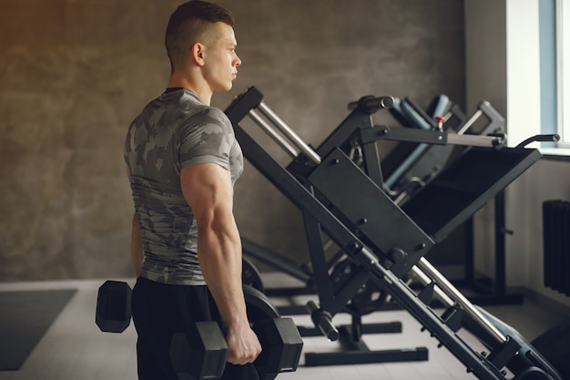 Un hombre guapo se dedica a un gimnasio