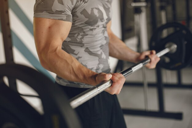 Un hombre guapo se dedica a un gimnasio