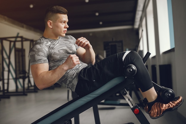 Un hombre guapo se dedica a un gimnasio