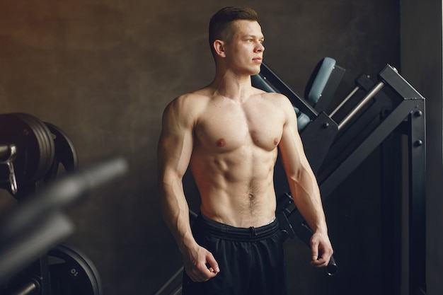 Un hombre guapo se dedica a un gimnasio