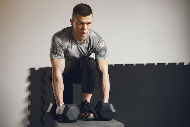 Un hombre guapo se dedica a un gimnasio