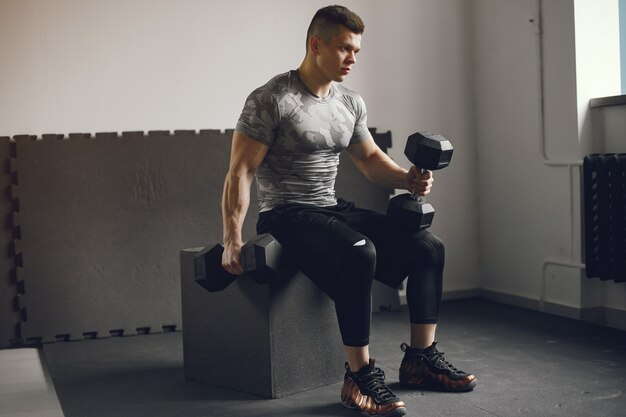 Un hombre guapo se dedica a un gimnasio