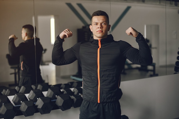 Un hombre guapo se dedica a un gimnasio