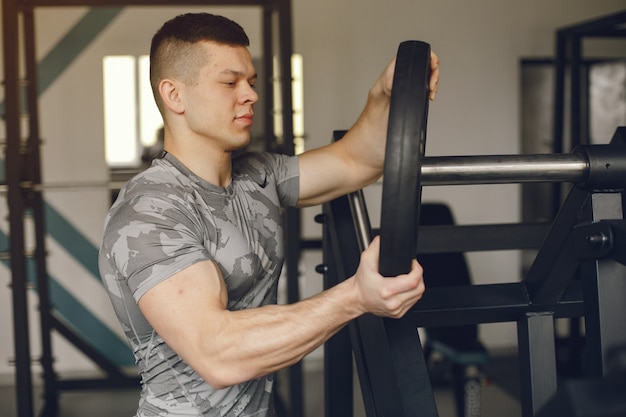 Un hombre guapo se dedica a un gimnasio