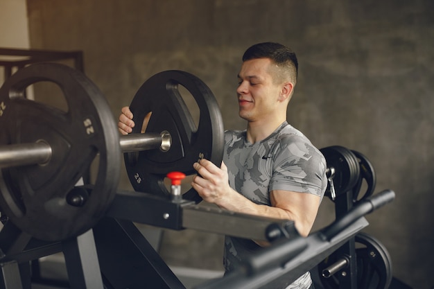 Foto gratuita un hombre guapo se dedica a un gimnasio