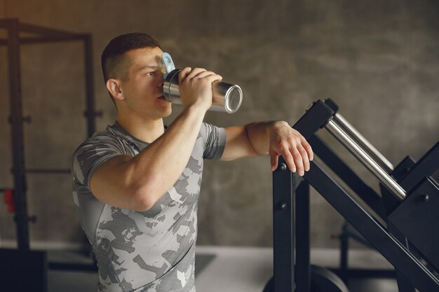 Un hombre guapo se dedica a un gimnasio