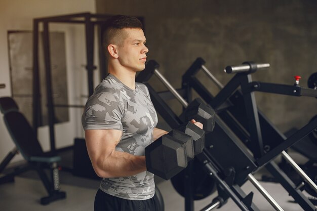 Un hombre guapo se dedica a un gimnasio