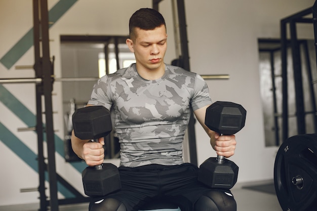 Un hombre guapo se dedica a un gimnasio