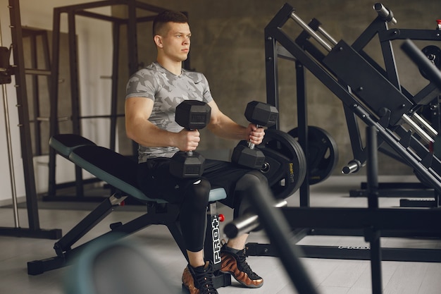 Un hombre guapo se dedica a un gimnasio