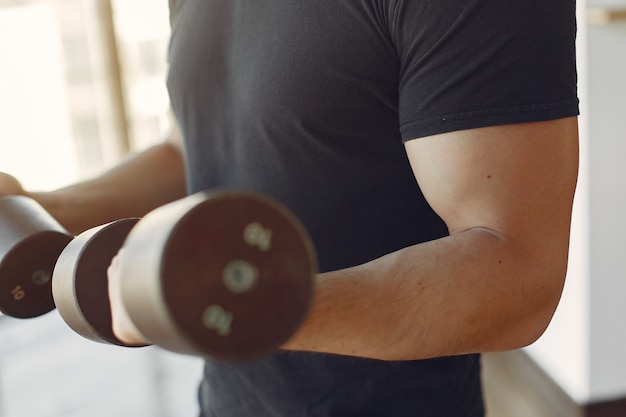 Un hombre guapo se dedica a un gimnasio