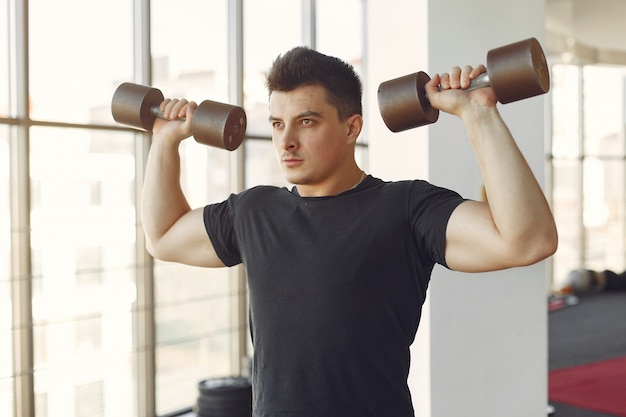 Un hombre guapo se dedica a un gimnasio