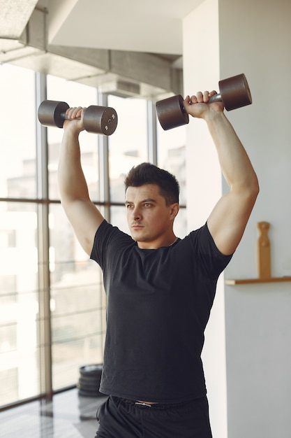 Un hombre guapo se dedica a un gimnasio