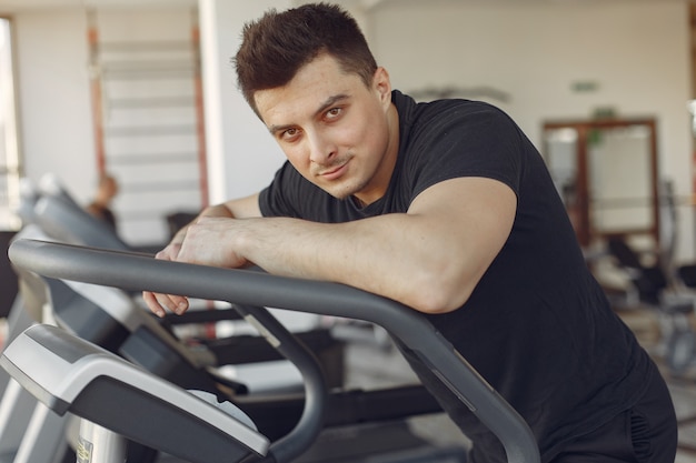 Un hombre guapo se dedica a un gimnasio