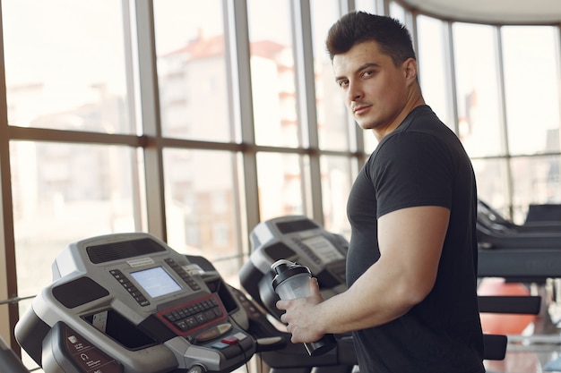 Un hombre guapo se dedica a un gimnasio