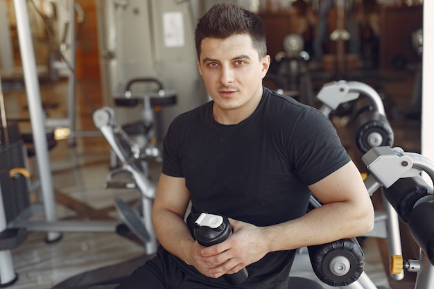 Un hombre guapo se dedica a un gimnasio