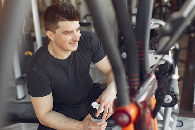 Foto gratuita un hombre guapo se dedica a un gimnasio