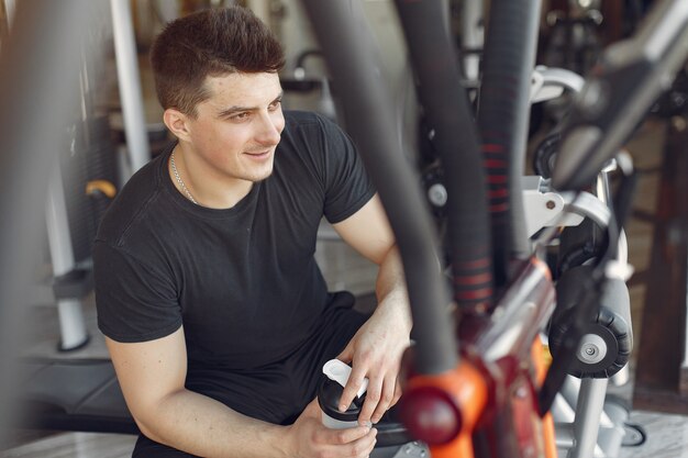 Un hombre guapo se dedica a un gimnasio