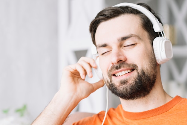 Hombre guapo disfrutando de la música