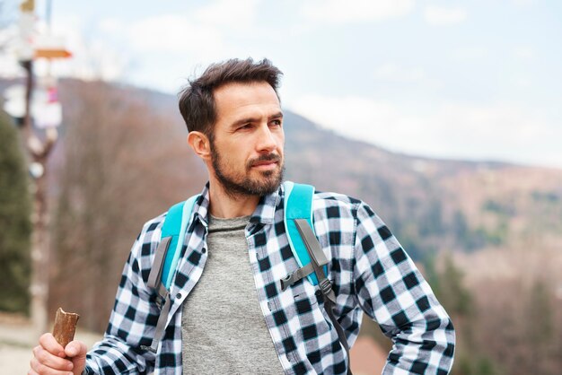 Hombre guapo disfrutando de la vista durante el viaje de senderismo