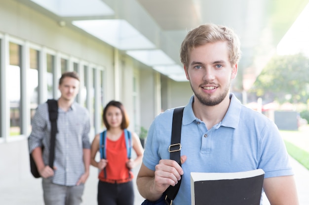 Hombre guapo disfrutar de la educación en la universidad