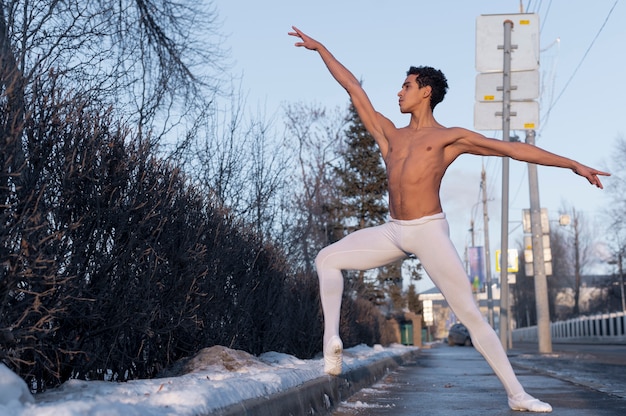 Hombre guapo en elegante posición de ballet