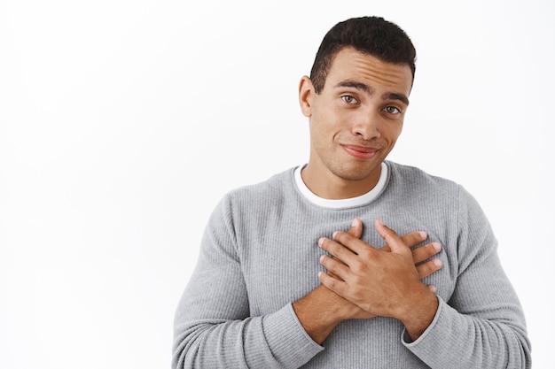 Hombre guapo encantador, romántico siendo tocado por un gesto agradable