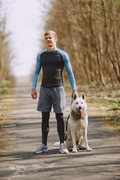 Hombre guapo entrenando en un bosque de verano