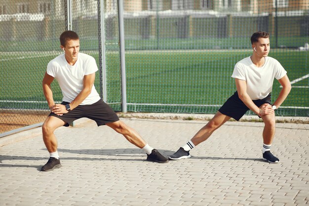 Hombre guapo entrenando en un parque de verano