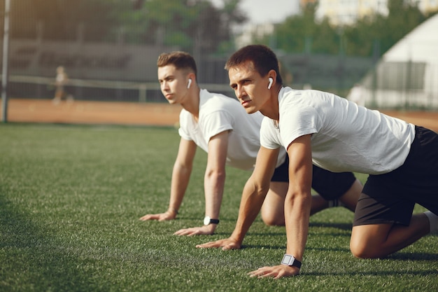 Hombre guapo entrenando en un parque de verano