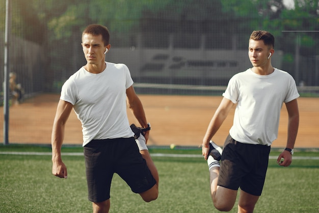 Hombre guapo entrenando en un parque de verano