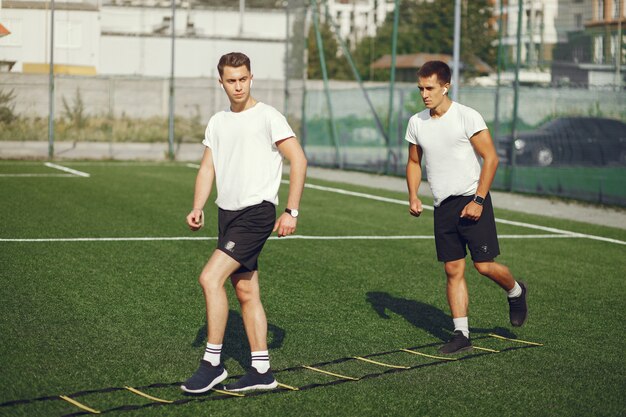 Hombre guapo entrenando en un parque de verano