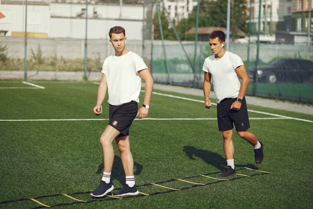 Hombre guapo entrenando en un parque de verano