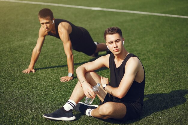 Hombre guapo entrenando en un parque de verano