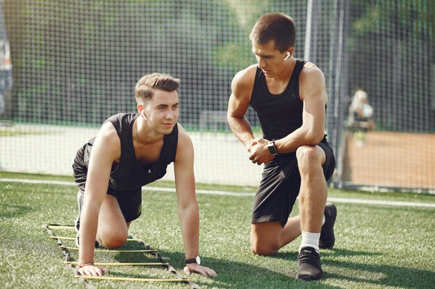 Hombre guapo entrenando en un parque de verano