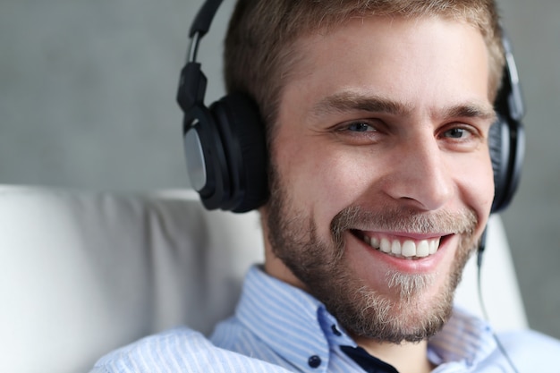 Hombre guapo escuchando música con auriculares