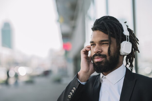 Hombre guapo escuchando música