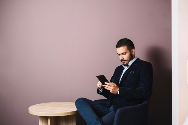 Hombre guapo con estilo con tableta