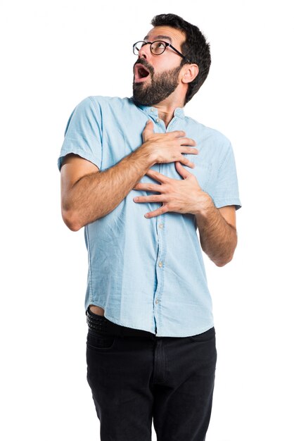 Hombre guapo con gafas azules en el amor