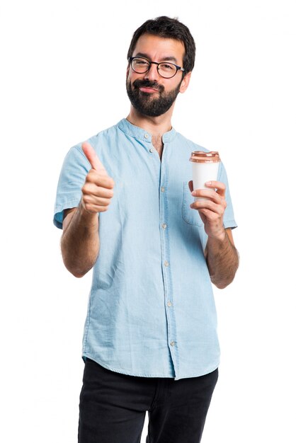 Hombre guapo con gafas azules beber café