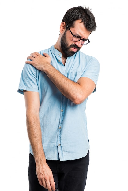 Hombre guapo con gafas azules con dolor en el hombro